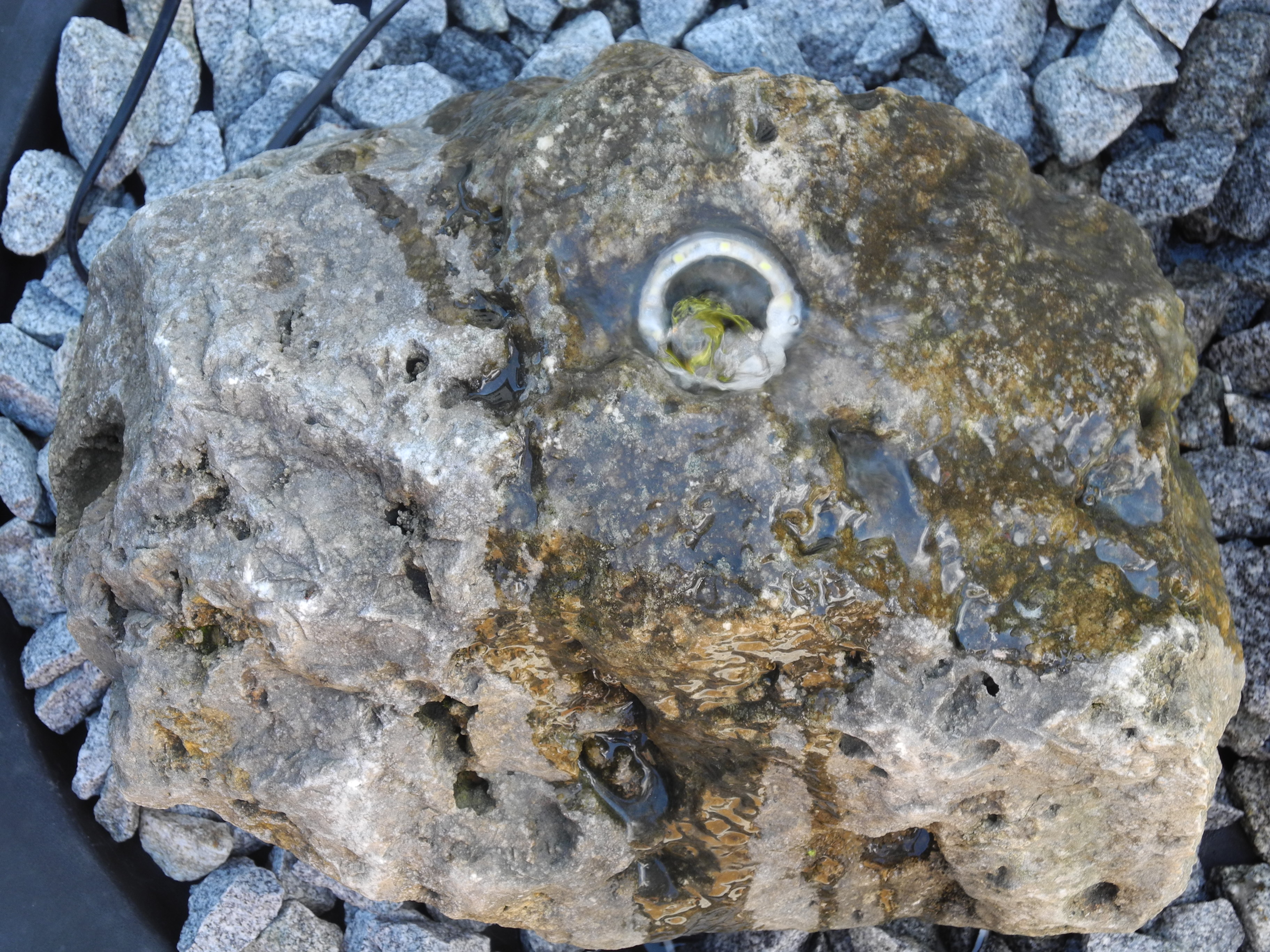 Quellstein Granit mit Beleuchtung [19] (Einzelstück)